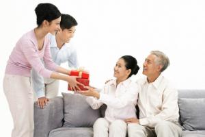 Món quà ý nghĩa nhất dành tặng bố mẹ nhân dịp Tết cổ truyền