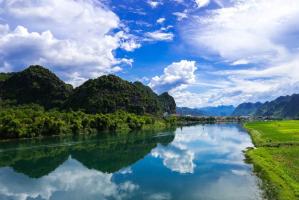 Bài văn thuyết minh về chùa Hương lớp 8 hay nhất