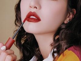 Cây son màu đỏ mận quyến rũ, giá rẻ và chất lượng nhất hiện nay