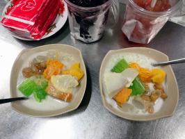 Con hẻm ăn vặt nổi tiếng nhất của Sài Gòn