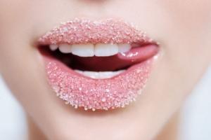 Công thức tẩy da chết cho môi hiệu nghiệm nhất có thể tự làm tại nhà