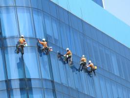 Công ty dịch vụ lau kính tòa nhà uy tín và chất lượng nhất TP. HCM