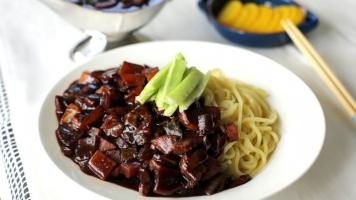 Địa điểm bán mì tương đen như  trong phim Hàn tại TP. HCM