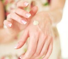 Kem dưỡng da tay và móng tay hiệu quả nhất hiện nay