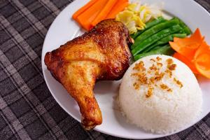 Quán cơm đùi gà ngon nhất Hà Nội