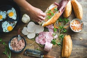Tiệm bánh mì Việt ngon nức tiếng hút khách Tây