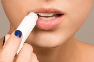 Sáp dưỡng chống khô, nứt môi tốt nhất hiện nay