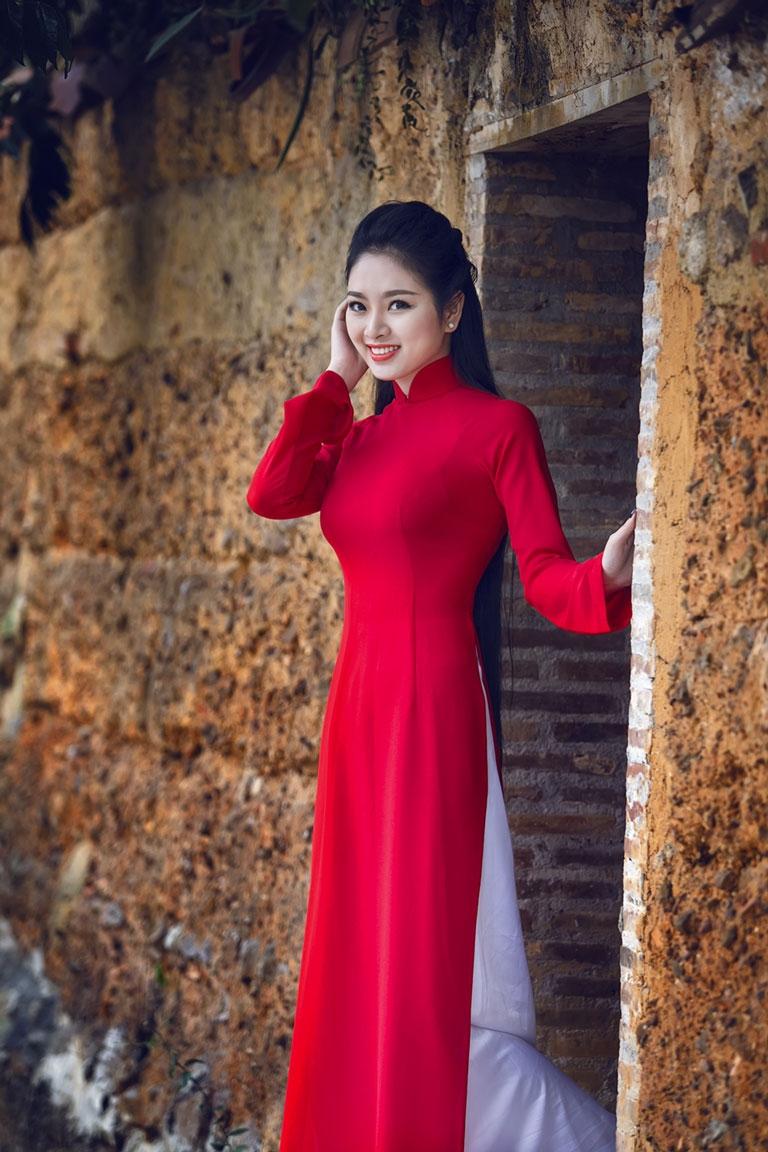 Áo dài trơn - đơn giản nhưng đầy nổi bật