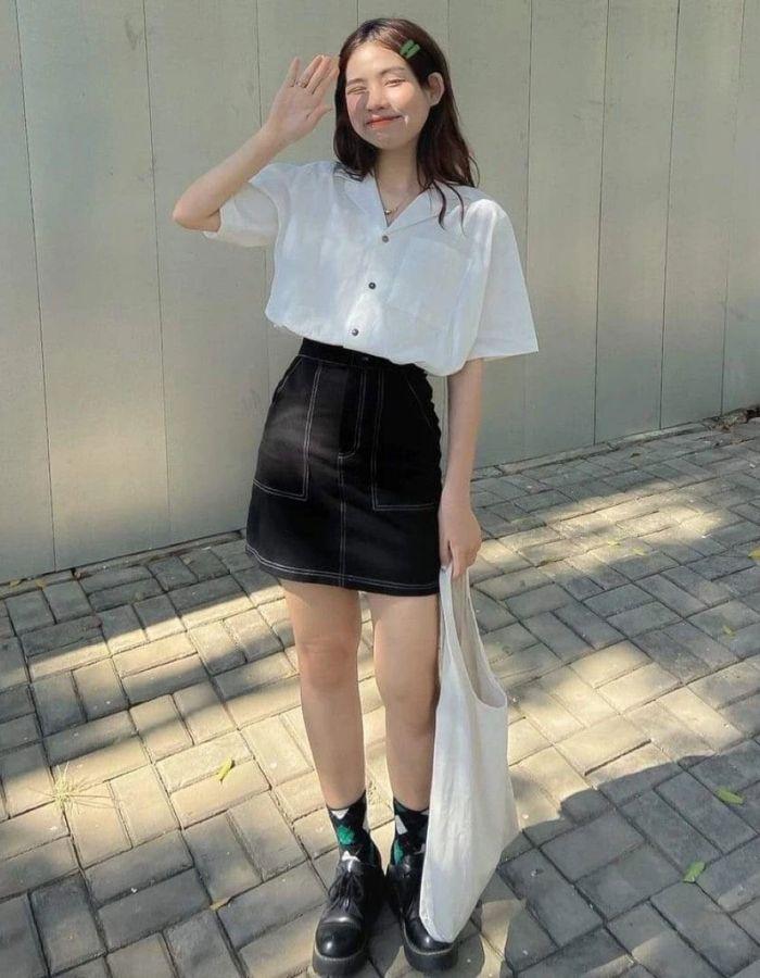 Áo sơ mi với chân váy ngắn