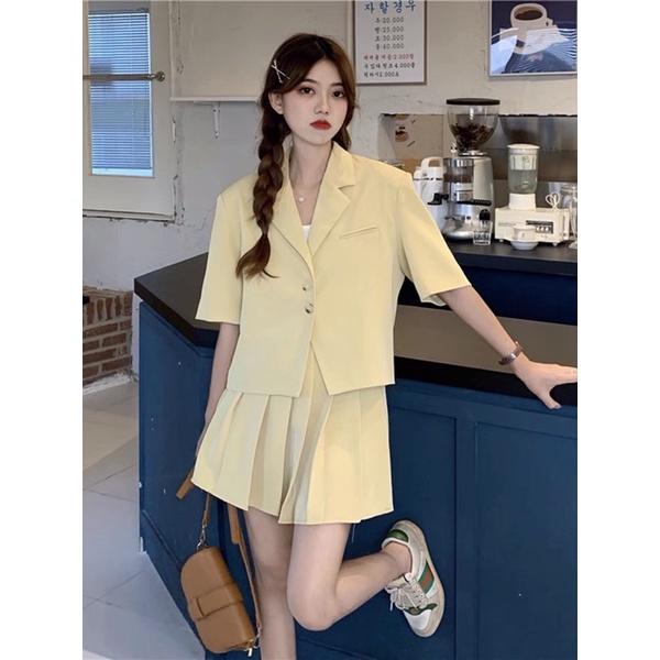 Áo vest nữ với chân váy ngắn