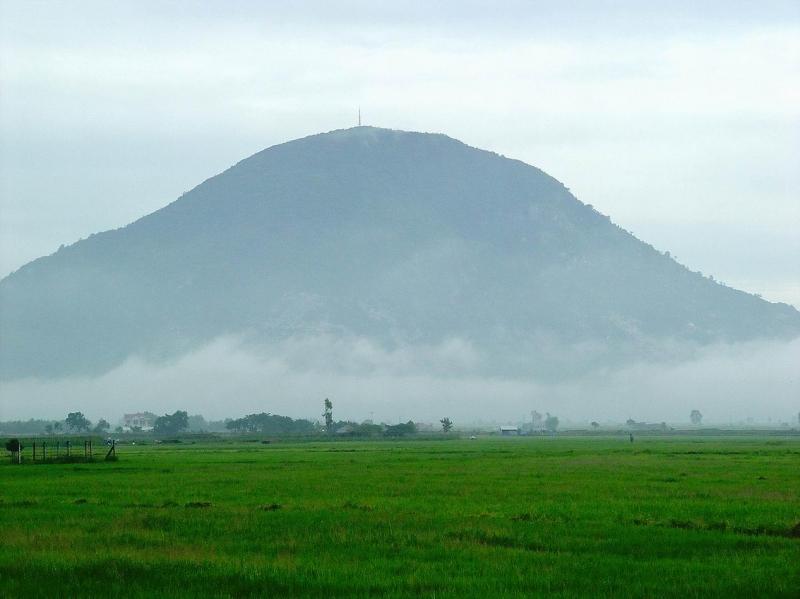 Núi Bà Đen giống như chiếc nón úp trên đồng bằng