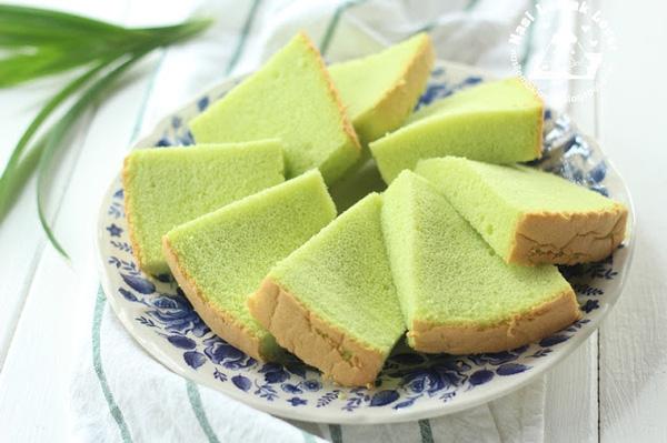 Bánh bông lan lá dứa là một loại bánh ngọt, mềm