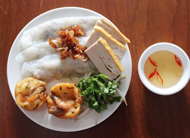 Nhân bánh là hành phi vàng ươm dậy mùi và ruốc tôm