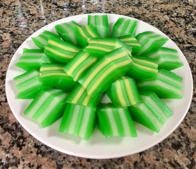 Bánh da lợn chín quyện mùi lá dứa thơm nồng và màu xanh thu hút.