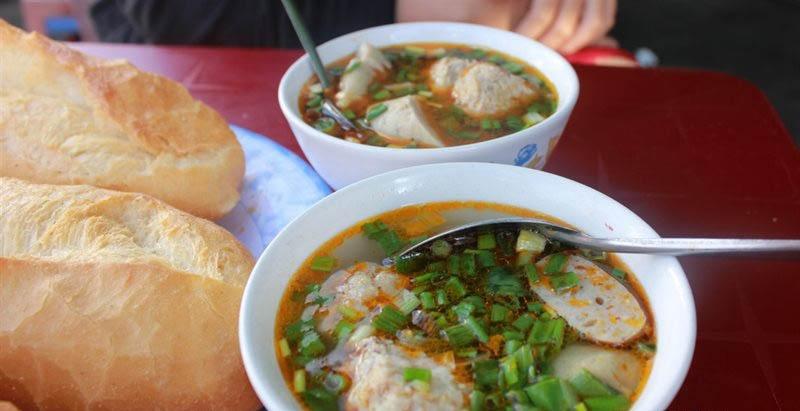 Bánh mì xíu mại làm ấm nồng thêm hương vị se lạnh của Đà Lạt