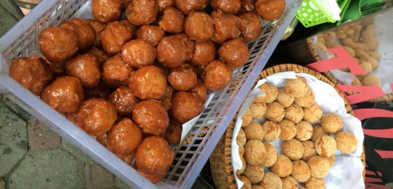 Bánh rán Ô Quan Chưởng, quán bánh rán nhân đậu đường bán hàng không ngớt tay.