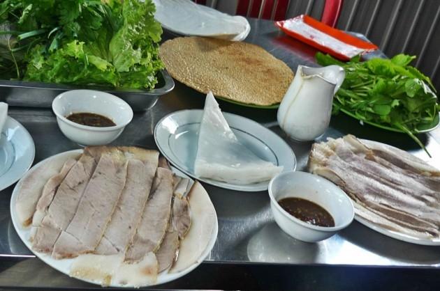 Món này chấm với mắm nêm thì ngon không tả nổi. Khi ăn dùng kèm với rau sống tươi ngon.