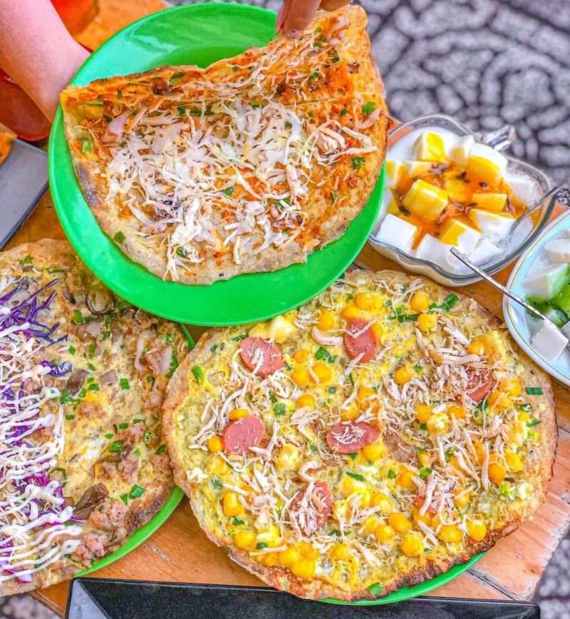 Trên mặt bánh được cho thêm trứng cút, hành lá, thịt băm và cả tương ớt.