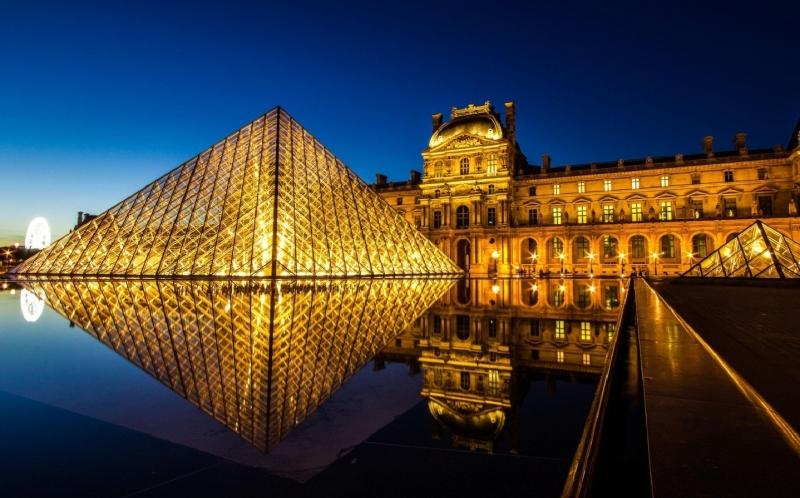 Bảo tàng Lourve về đêm.