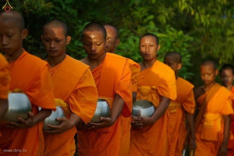 Trong Tây Du Ký, Huyền Trang pháp sư đi thỉnh kinh cũng dùng chiếc bát đồng để đi xin cơm