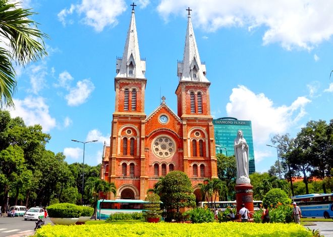 Mặt trước Nhà thờ Đức Bà