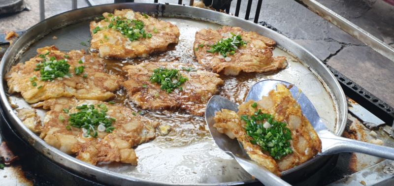 Bột chiên thực chất là một miếng bột chín được chiên vàng hai mặt, có lớp vỏ giòn rụm nhưng lớp ruột lại mềm mịn.
