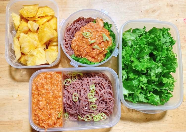 Bún gạo lứt sốt cà chua và ức gà