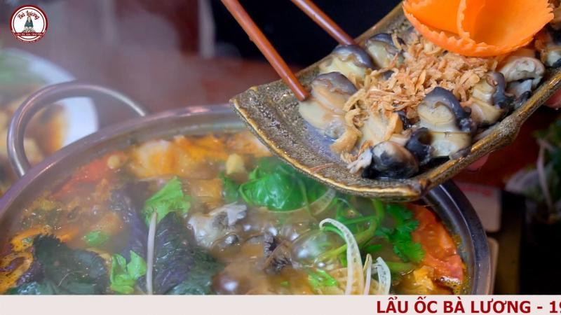 Với tuổi đời hơn 40 năm, bún ốc bà Lương là điểm đến quen thuộc với bất cứ ai mê ốc.