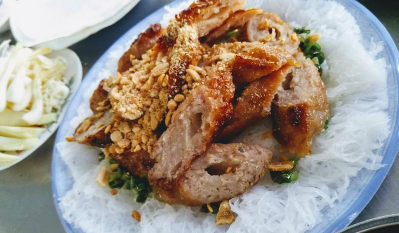 Bún trộn nem nướng