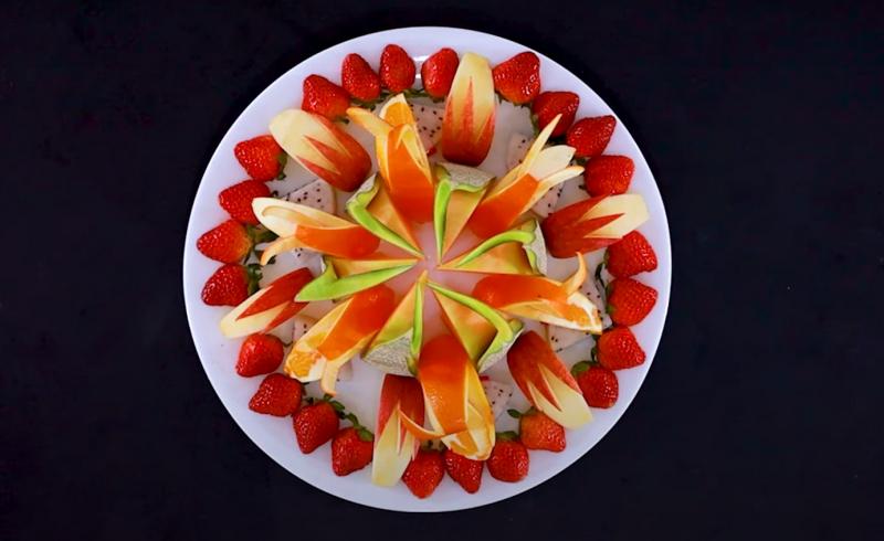 Cách trang trí đĩa hoa quả tráng miệng với dưa lưới, táo, thanh long và dâu tây