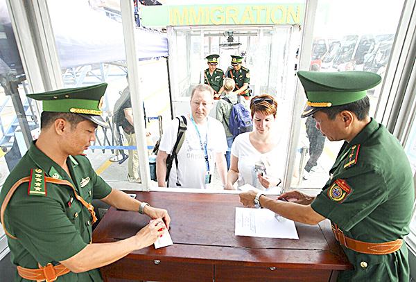 Cán bộ, nhân viên các lực lượng làm việc tại khu vực cửa khẩu