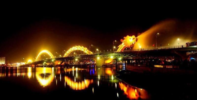 Cầu Rồng phun nước