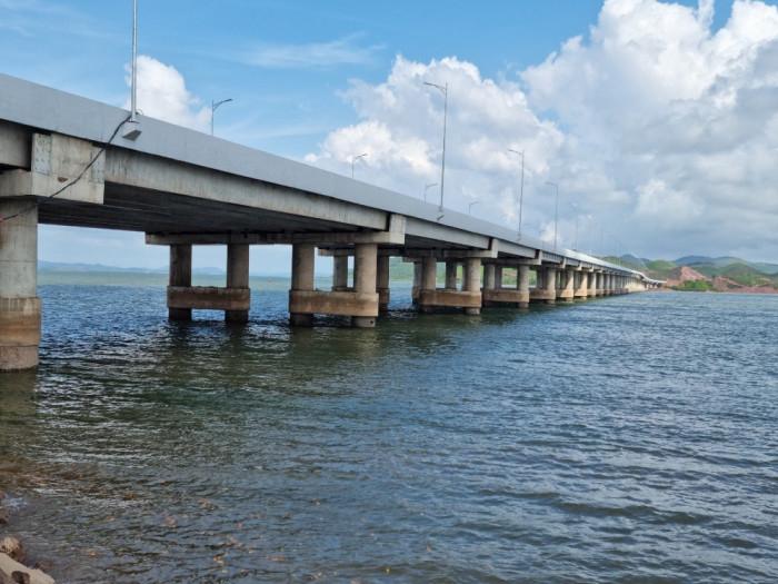 Cầu vượt biển Vân Đồn (490m)