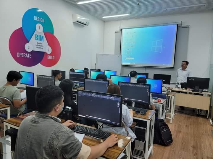 Học viên thuyết trình về đồ án của mình