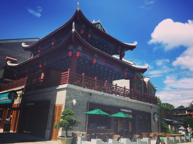 Cửa hàng Starbucks nằm trong một ngôi đền gỗ ở Yangshuo, Trung Quốc