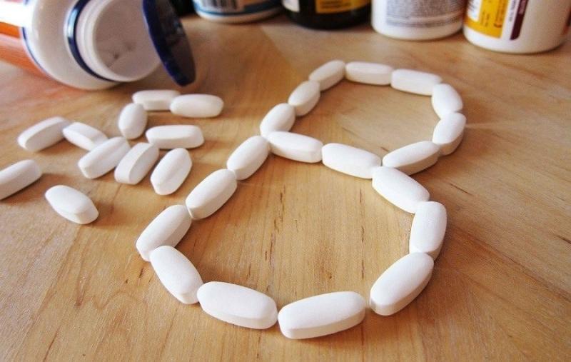 Cho Vitamin B1, thuốc Aspirin hoặc Kali vào bình cắm hoa đào