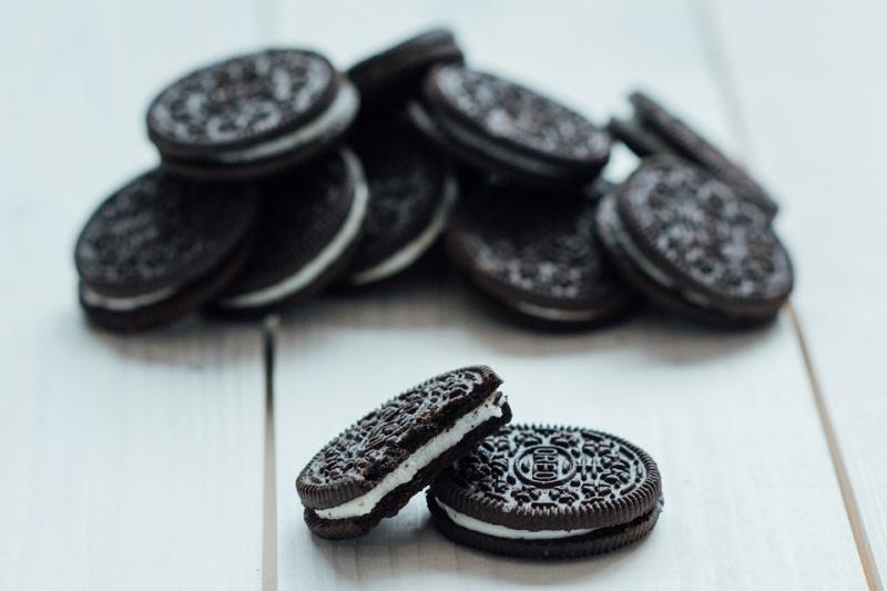 Oreo cùng với sữa tươi, để tăng thêm độ ngậy của bánh