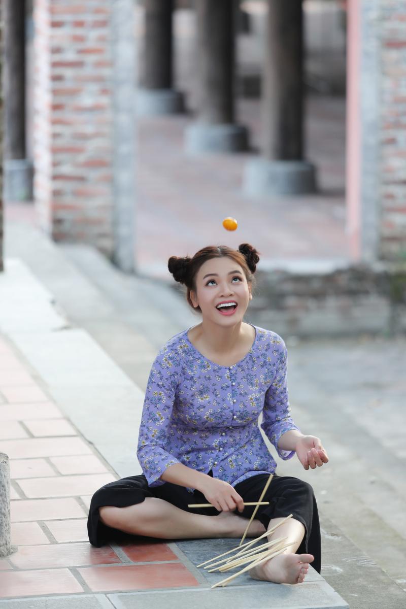 Chơi chuyền.