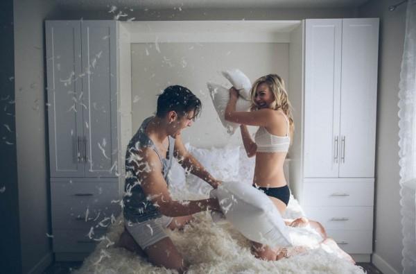 Đập nhau bằng gối luôn là một trò chơi vô cùng vui nhộn