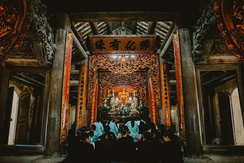 Côn Sơn là nơi tu hành của các vị thiền sư thiền phái Trúc Lâm: Trần Nhân Tông, Pháp Loa, Huyền Quang, Trần Nhân Tông và Trần Duệ Tông. Đó là một trung tâm Phật giáo lớn vào thời Trần, sánh ngang với Quỳnh Lâm, Yên Tử