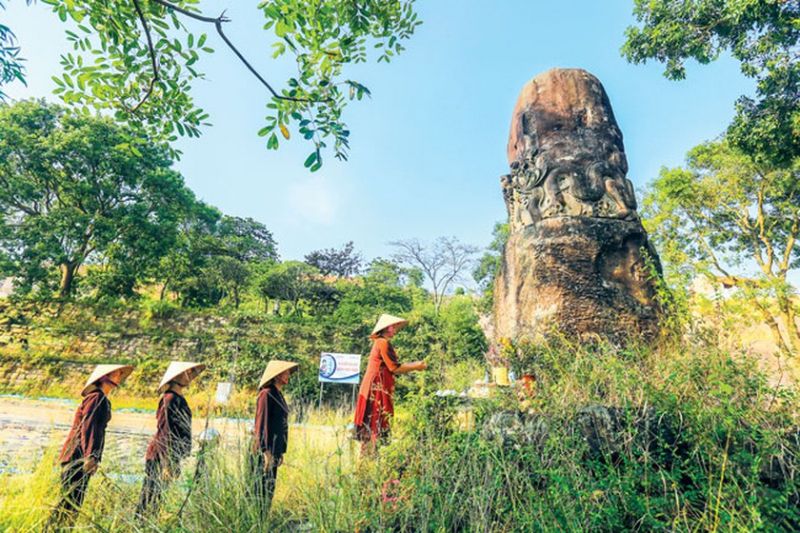 Cột đá ở chùa Dạm ngày nay dưới thời Lý từng được người đời ca tụng là một báu vật