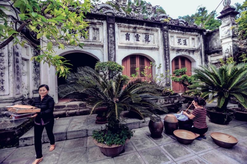 Theo tín ngưỡng dân gian, nhà có người chết trùng phải lập tức gửi người đó lên chùa, tuy nhiên không phải chùa nào cũng giữ được vong chết trùng. Nó phụ thuộc vào sự linh thiêng của chùa và mức độ cao tay của vị sư trụ trì