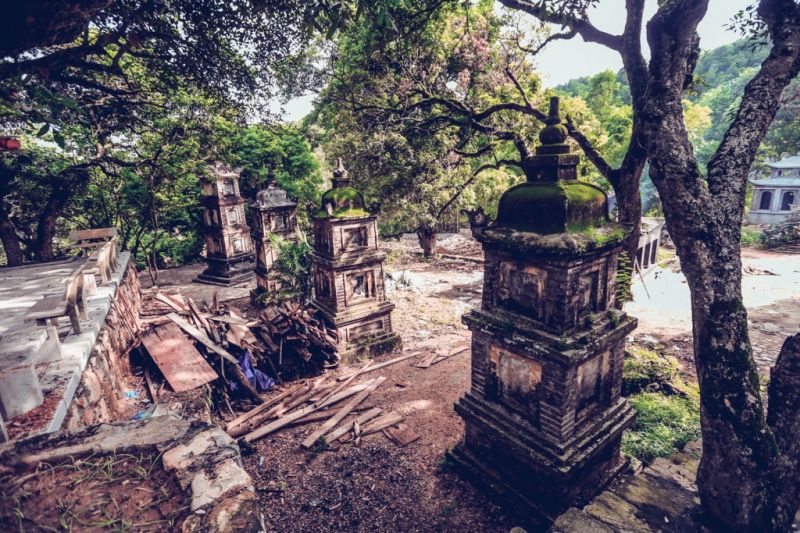 Chùa có tên Hàm Long vì có núi Thần Long như một chiếc án thư che chắn cho ngôi chùa phía trước. Đường lên chùa đi qua những bậc đá chen giữa gốc cây, bụi cỏ rất thơ mộng