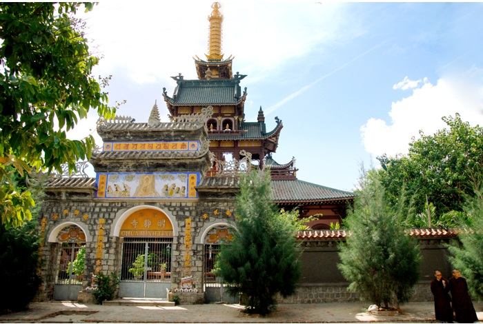 Khung cảnh trước chùa
