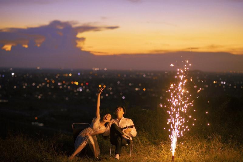 Chụp ảnh kỉ yếu với khung cảnh của hoàng hôn