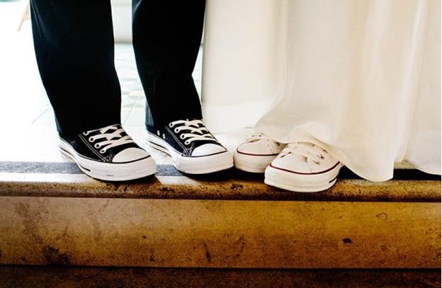 Tạo kiểu chụp ảnh với giày đôi