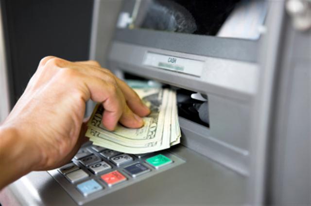Có nên sử dụng thẻ ATM để rút tiền?