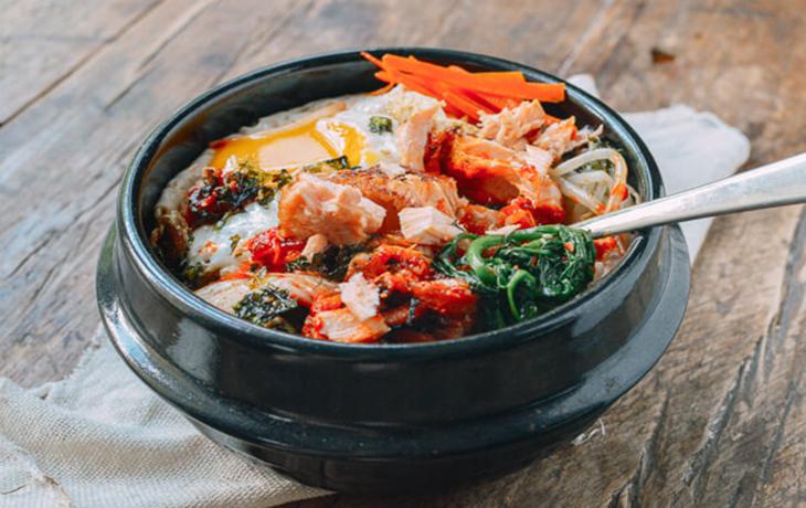 Cơm trộn cá hồi cải bó xôi