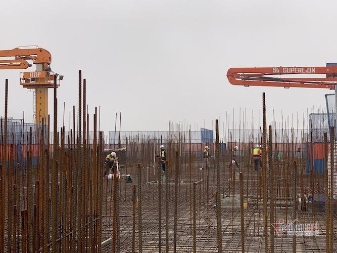 Công nhân xây dựng trên công trường
