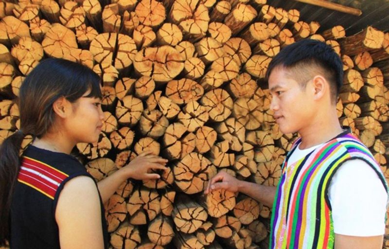 “Củi hứa hôn” của người Giẻ Triêng